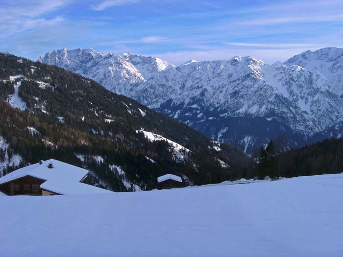 ... beginnt über dem Hof Warscher oberhalb Assling an der Pustertaler Höhenstraße; Blick gegen SW auf die Lienzer Dolomiten, links der Spitzkofel mit seinem türmereichen Nordgrat