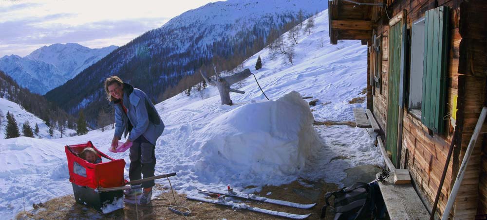 ein gemütliches Plätzchen vor der Hütte, die Damen beschließen hier eine Spielzeit einzulegen