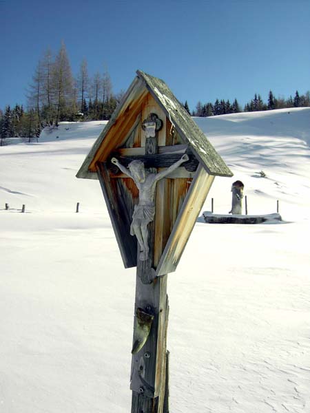 das Wegkreuz neben der Almhütte