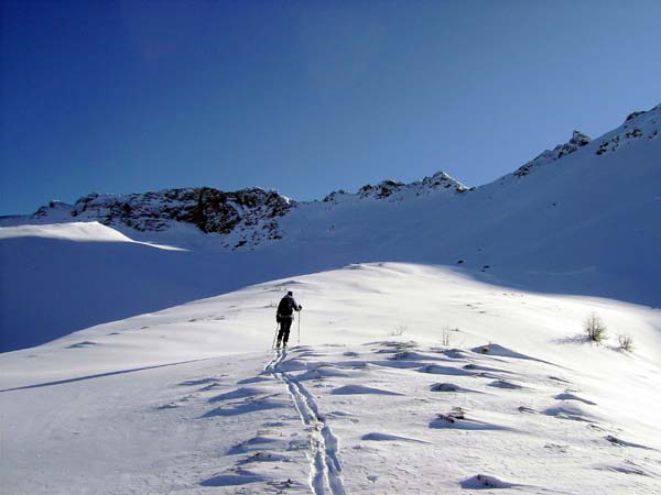 Aufstieg gegen SO, links die Türchlwand (die dem ganzen Gratzug zwischen Gasteiner und RauriserTal seinen Namen gibt), rechts die drei kleinen Gipfelzacken des Rührkübel