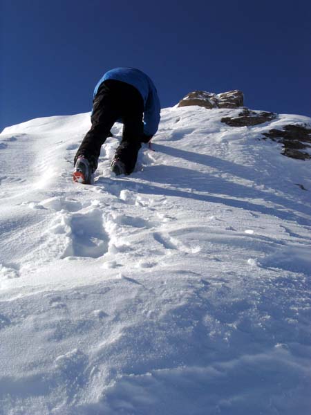 zuletzt noch ein steiler Schneebuckel, ...