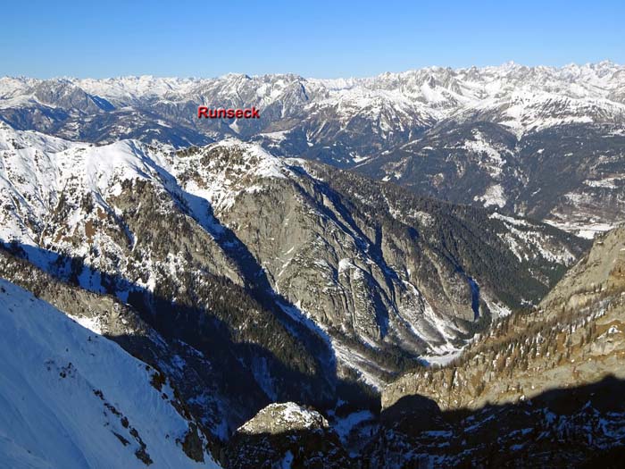 unser Berg über dem Wolayer Tal von SO (Rauchkofel); wir steigen von rechts aus dem Lesachtal am Waldkamm zum höchsten Punkt; hinter den Lienzer Dolomiten die Zentralalpen - der Blick reicht von Gabesitten und Hochgrabe der Villgratner Berge über den Großglockner bis weit hinein in die Goldberggruppe