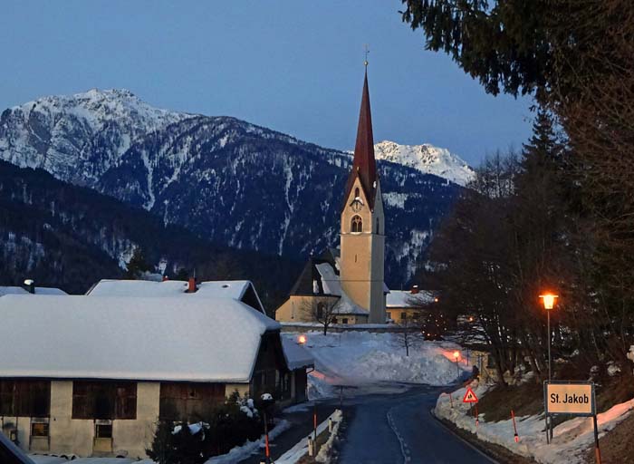 Runseck (links) und Mittagskofel bei der Anfahrt durchs Lesachtal