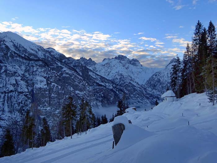 noch werden beim Blick ins Wolayer Tal die höchsten Wände des Karnischen Hauptkamms (Kellerspitzen, Kellerwarte, Hohe Warte) vom Rauchkofel verstellt