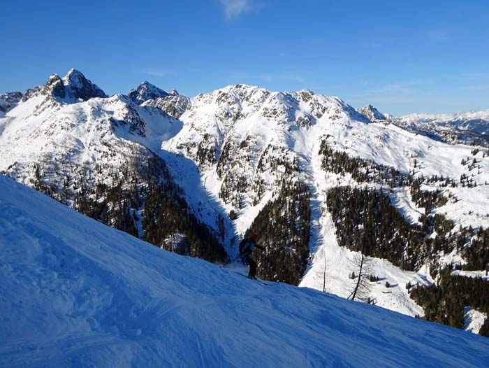 bei der Abfahrt fällt unser Blick zuerst auf den Mittagskofel, an dem sich im Jänner 2013 ein folgenschweres Lawinenunglück ereignete; drei erfahrene einheimische Bergretter kamen dabei ums Leben