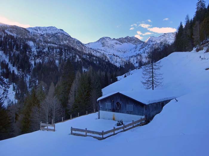 vorbei an der Kreuthner Hütte