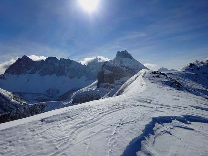 ... erreichen wir den Verbindungskamm zwischen Kreuzleithöhe und Säbelspitz; im Hintergrund das eindrucksvolle Biegengebirge