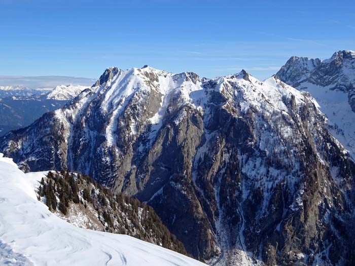 auch die Gipfel des Plengemassivs und die unnahbar scheinenden Wände von Hinterer Mooskofel und Gamskofel (ganz rechts) werden mit Schi erstiegen