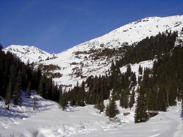 die letzte Brücke im obersten Salzachtal, mit Mottland Grundalm und der breiten SO-Flanke unseres Berges