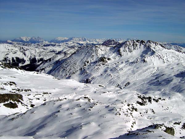 im ONO Kröndlhorn und die Steinberge; die halb verdeckte Felsbastion dazwischen der Gr. Rettenstein