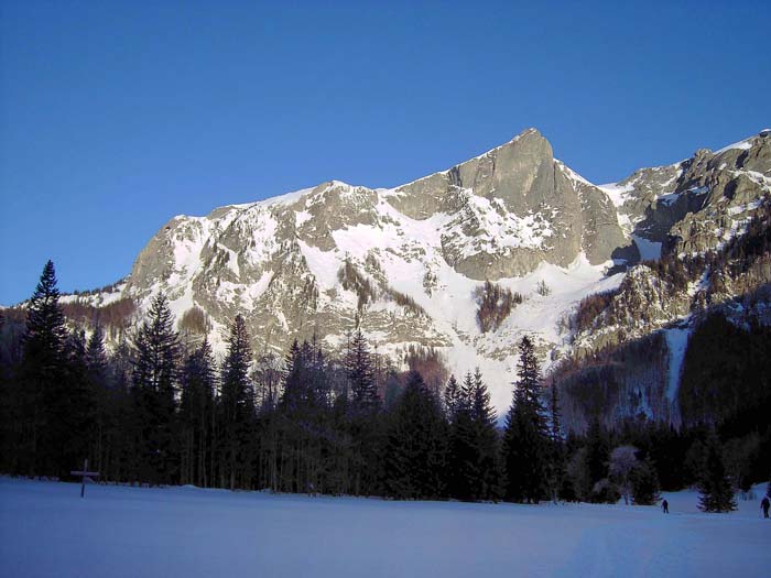 Aufbruch vom Bodenbauer im hintersten St. Ilgener Tal: der Zinken, von dieser Seite ein anspruchsvoller Kletterberg