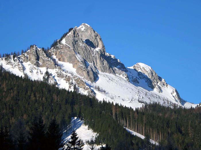 im Westen der Buchbergkogel; während rechts die viel begangene Schiroute zur Häuselalm verläuft, wenden wir uns scharf nach links ...