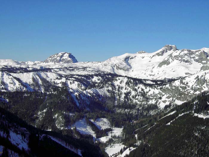 die Fortsetzung des westlichen Plateaus mit dem Brandstein; angesichts dieses Panoramas bekommt man ein ungefähres Gefühl für die Weite der Hochschwab-Gesamtüberschreitung (s. Archiv)