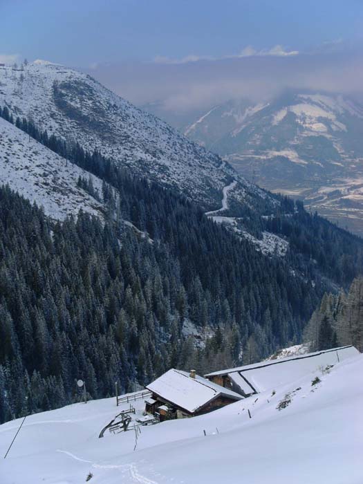 die Forststraße  zieht von der Grundalm (im Bild) bis auf über 2000 m hinauf und südlich an unserem Berg vorbei über die Stefflscharte jenseits zur nächsten Alm hinunter: zur Seppinger Mitteralm hoch über dem Mühlbachtal