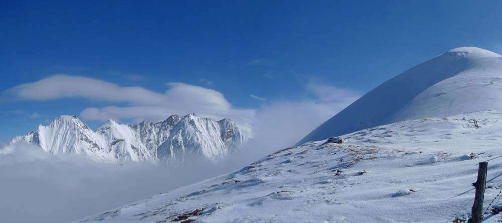 wenige Meter später lugt bereits die Bergkette zwischen Hoher Arche und Rettinger aus einem Wolkenauge