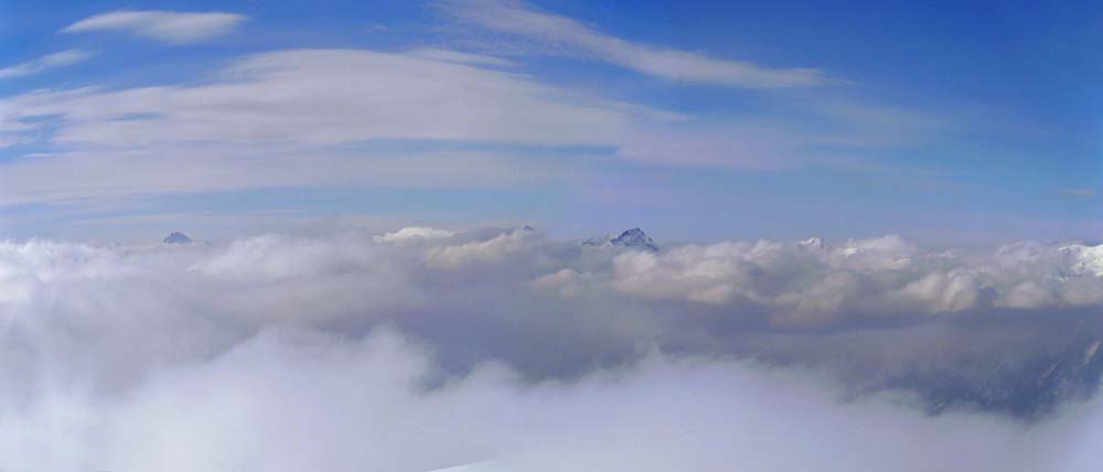 im NW jenseits des Salzachtales stechen nur die höchsten Spitzen der Kitzbüheler Alpen durch die Nebeldecke: links der Rettenstein, in der Mitte der Geißstein