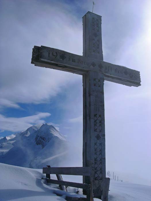 das schöne Gipfelkreuz mit Gamskrägen und Planitzer im Süden