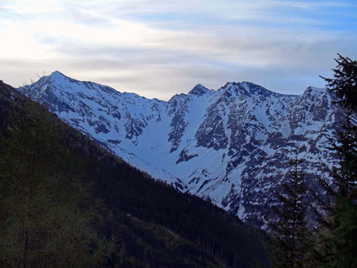 frühmorgens knapp oberhalb der Schildalm; Blick gegen SO ins vordere Landeggtal mit zwei Schidreitausender der Granatspitzgruppe: links Luckenkogel, in Bildmitte Grauer Schimmel