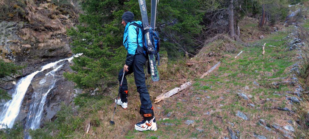 der Zustieg entlang der Schildbachschlucht ins hochalpine Gelände erfolgt über einen schönen Almweg