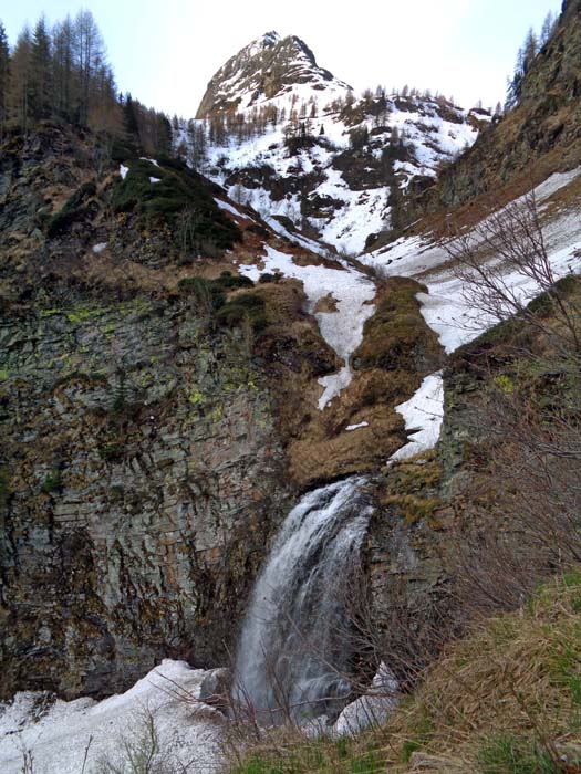 knapp am Wandfuß des Spitzkogels teilt sich der schmäler werdende Steig; wir wählen den linken Ast in Richtung Stallkogel und queren über dem zweiten Wasserfall ...