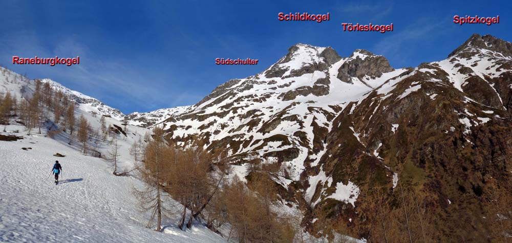 ... und fast horizontal nach rechts dem Schildkogel zu; den folgenden Schneerücken waagrecht umrunden, nicht den verlockenden Hang zur Linken ansteigen