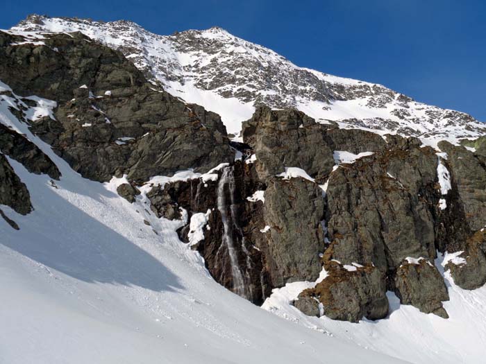 nah vorbei am vierten Fall und überragt von der eindrucksvollen Nordwand des Raneburgkogel ...