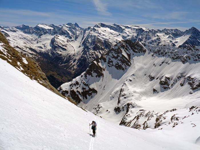 schon hier ist das Panorama überwältigend: gegen SO vom Nussing (rechts) über den Glockner bis zum Johannisberg