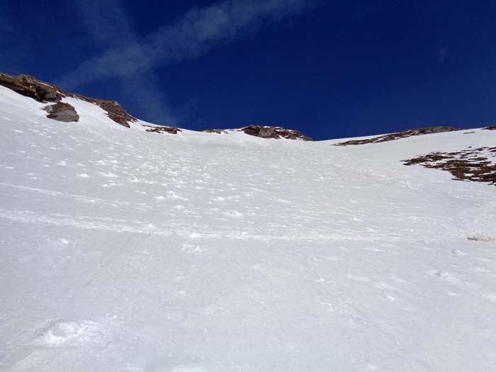 auf etwa 2500 m eröffnen sich zwei Möglichkeiten: entweder gemütlicher links ausholen in die flachere SW-Flanke hinüber oder gerade über den steileren Hang auf die Südschulter hinauf