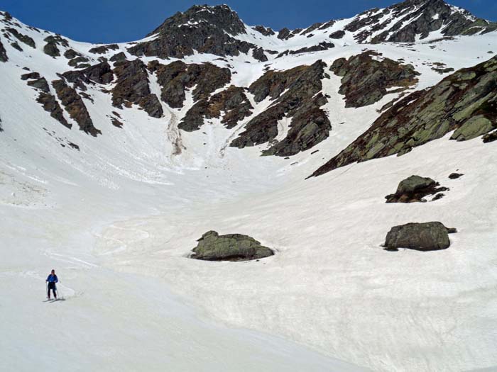 Rückblick aus der Wanne: knapp links der Mitte die Südschulter, rechts der Hauptgipfel des Schildkogel