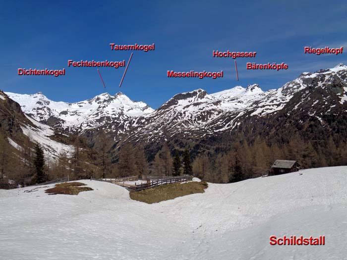 Schildstall-Jagdhütte gegen Norden auf den Felbertauernpass; genau unter den Bärenköpfen verläuft seit 1967 der 5,3 km lange Straßentunnel hinüber in den Salzburger Pinzgau