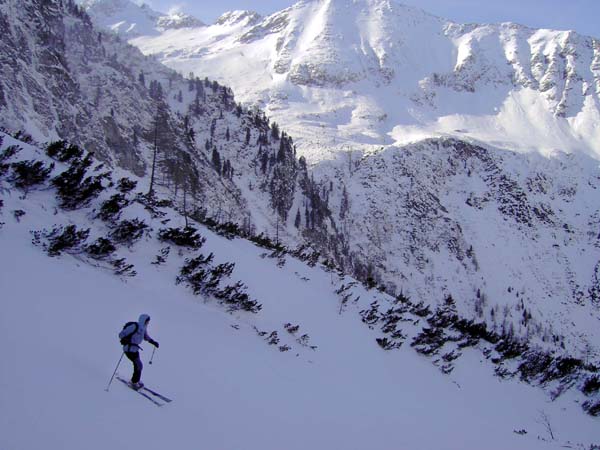 im unteren Marchkar wird links der soeben umfahrene eisgepanzerte Felsgürtel sichtbar