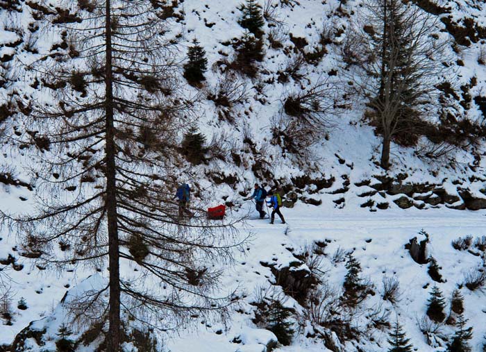 fast am Tag genau zehn Jahre zuvor: unsere 13 Monate alte Ronja ist in ihrem Tourenschlitten mit dabei