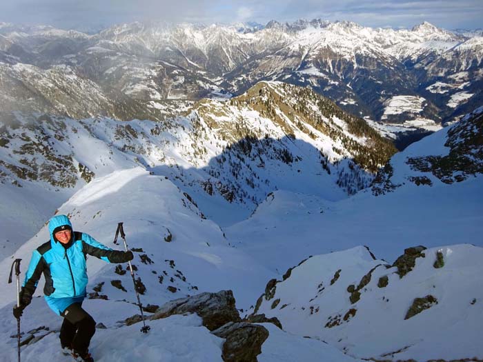 Ulli kurz vor dem Ausstieg zum Gipfel, rechts unten der Auslauf der Edigon-Nordwestflanke