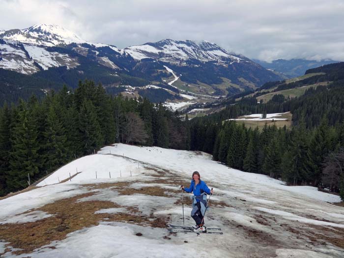 von Aschau steigen wir zunächst ein Stück die Piste den Kamm hinauf; im unteren Teil ist Schnee schon Mangelware. Blick gegen NNW auf den Gampenkogel (links)