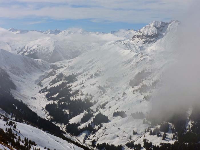 rechts daneben ermöglicht das Stangenjoch den Durchblick auf Teile der Venedigergruppe und der Zillertaler Alpen