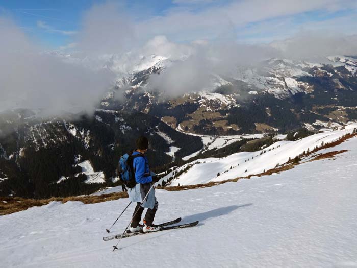 Ulli beginnt die Abfahrt; unter uns die Gabelung des Spertentales, darüber in den Wolken das Brechhorn