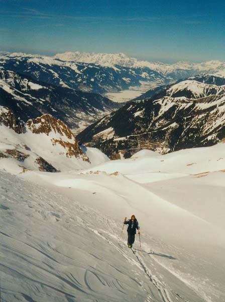 Aufstieg im Bereich der Grünen Lacke, weit draußen im Tal die große Lacke des Zeller Sees und die Leoganger und Loferer Steinberge