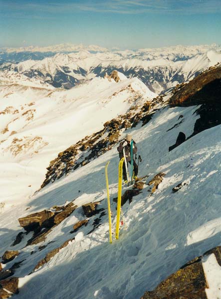 am Gipfelgrat tragen wir die Schi; Blick gegen NO (Königstuhlhorn)