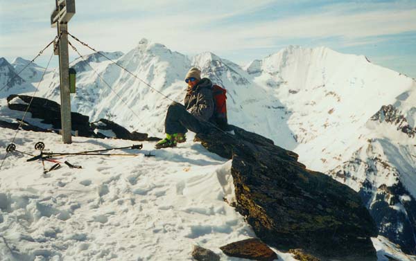 die blutjunge Ulli am Gipfel des Schwarzkopf; links der Mitte Wiesbachhorn, rechts Hoher Tenn