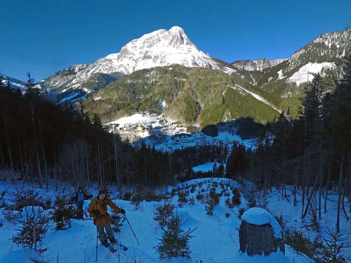 Blick vom untersten Teil des Aufstiegs nach Radmer und auf den Lugauer (s. Archiv); die einstige große Blöße wird aufgeforstet und ist für Tourengeher weder lohnend noch erlaubt