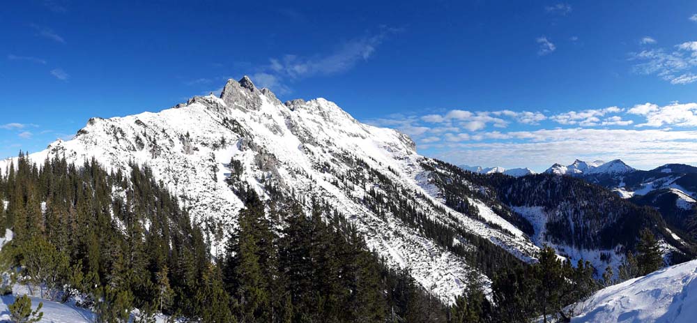 zumindest das Panorama kann sich sehen lassen: gleich gegenüber der Hochkogel mit der Jungfrauplan, rechts hinten das Wildfeld