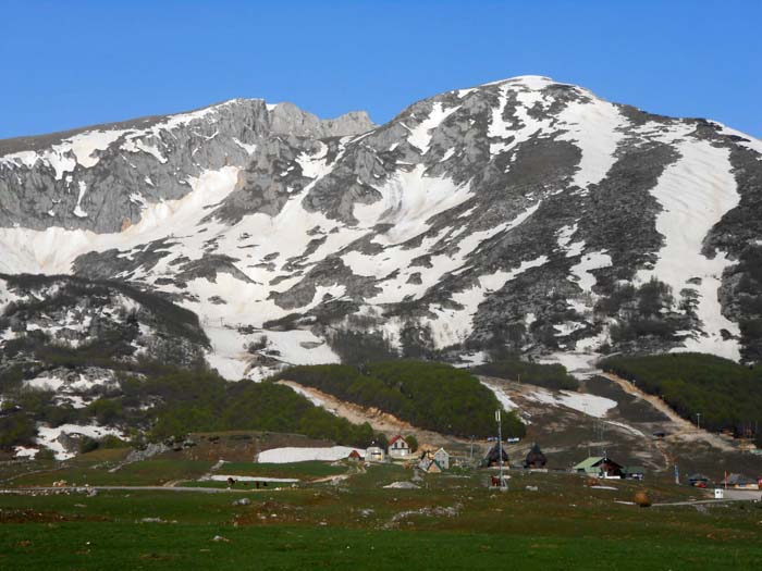 wenige Kilometer südlich von Žabljak liegt am Savin kuk eines der beiden Liftgebiete am Durmitor; links der breite OSO-Rücken des Sljeme, der mittlerweile im Programm von Schitourenreisen zu finden ist