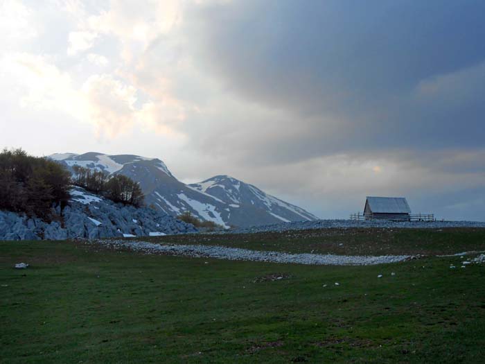 nicht immer ist die Stimmung hier so düster; Blick nach NNW auf Sljeme und Savin kuk