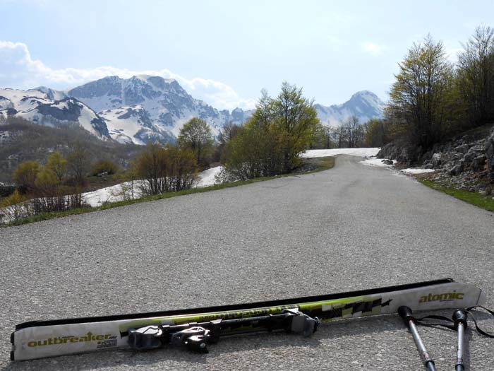 ... wenn die Sedlostraße noch unter einer dicken Schneeschicht verschwindet; hinten der Südflügel des Durmitor mit Ranisava (links) und Sedlena greda