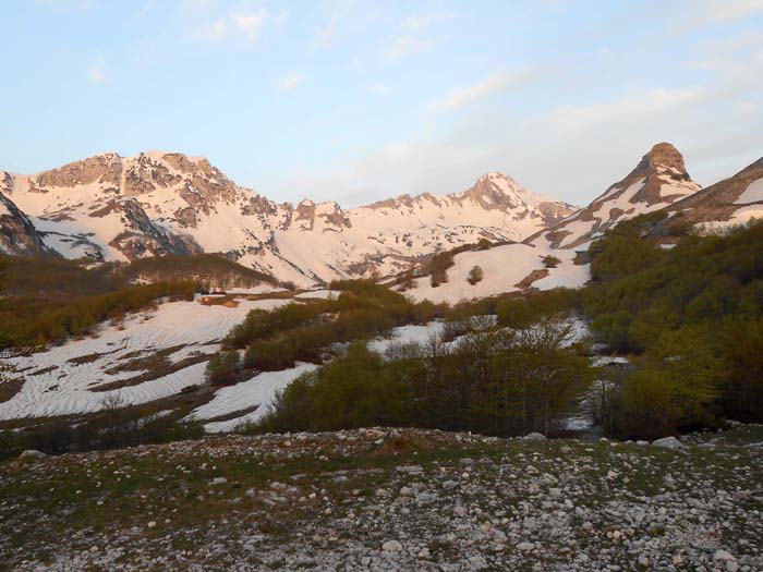 wir queren um das Sljememassiv an den Südrand des Durmitor, besteigen zuerst das kühne Horn der Stožina (rechts) ...