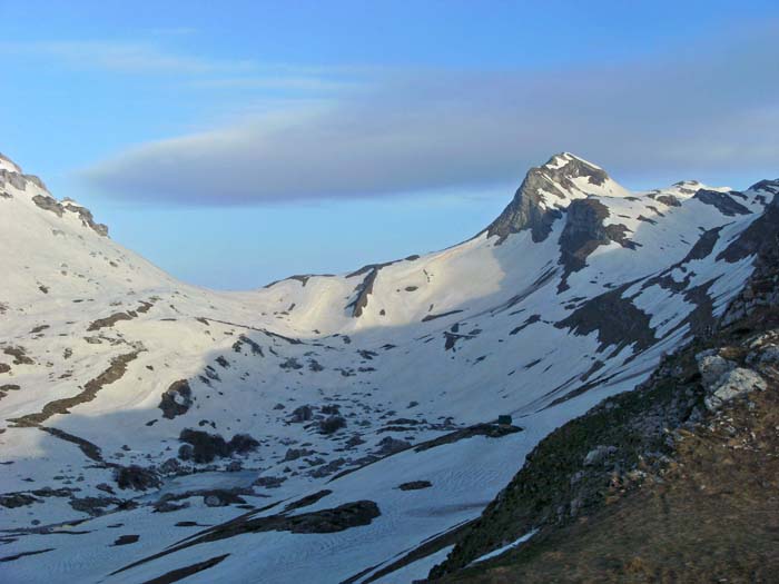 im WNW der Sedlopass, neuerdings mit Schutzhütte (nur im Sommer geöffnet), Ausgangspunkt für so begehrte Gipfel wie Sedlena greda und Bobotov kuk