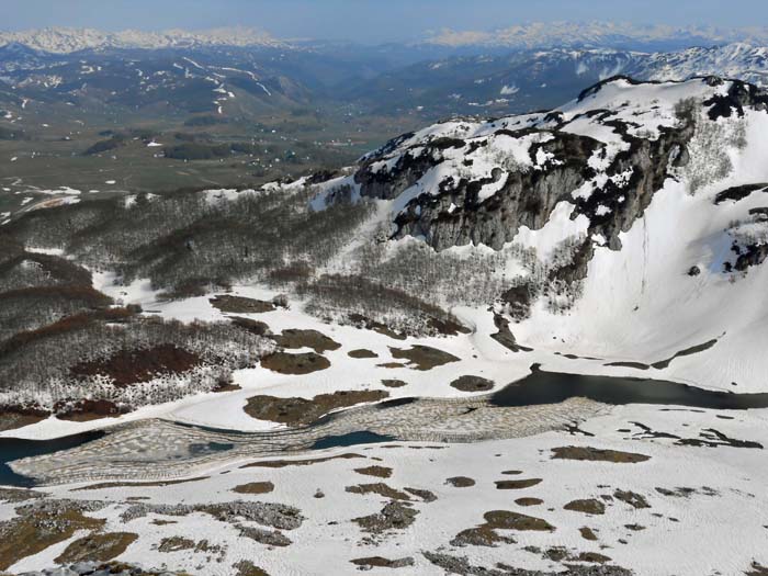 Tiefblick vom SO-Grat, der leichter zu begehen ist, als es von unten den Anschein hat; ganz hinten das fantastische Prokletije-Gebirge, welchem wir demnächst unsere Aufwartung machen werden