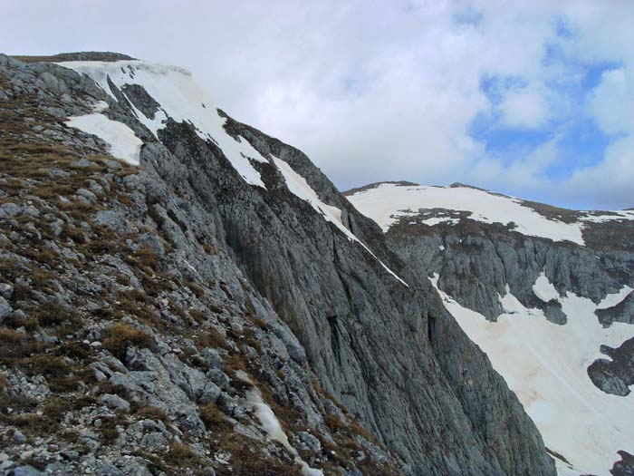 wie am Ausstieg der Hochschwab Südwand: die Abstürze ins Koritokar, dahinter der Ostgipfel, ...