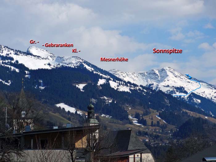die Berge südöstlich über den Dächern von Kitzbühel