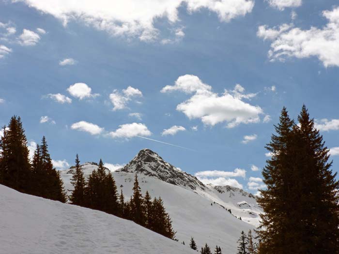 ... und queren den steileren Schotting-NW-Hang hinauf zur Sonnenfelderalm; im Süden Kornbichl und Staffkogel